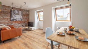 One Bed Top Floor, Brand New, Central Old Town